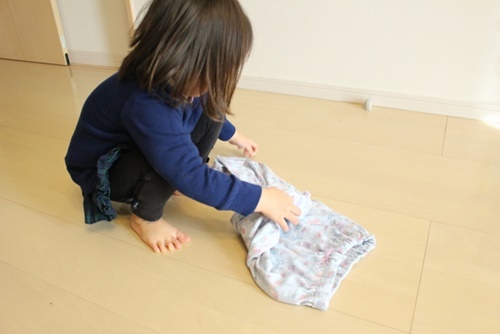 子どもと楽しく洗濯物をたたむアイデア